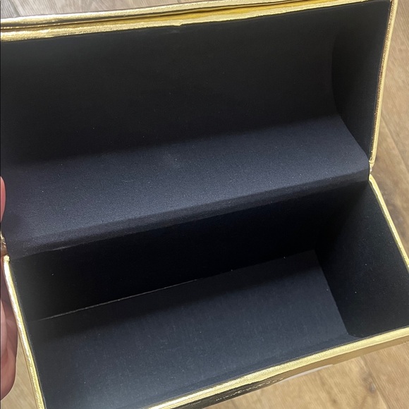 Daisy Marc Jacobs Gold Hard Shell Cosmetic Case - Picture 2 of 8